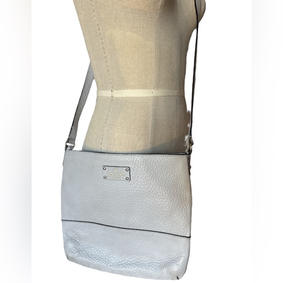 Kate Spade grey/silver pebble leather crossbody with adjustable strap - Picture 2 of 16